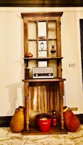 a wooden shelf with a radio and bowls on the floor at Luxury apartment Alexandria in Alexandria