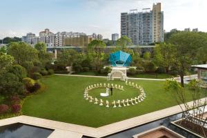 Kempinski Hotel Fuzhou في فوتشو: اطلالة جوية على حديقة في مدينة