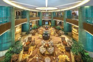 Kempinski Hotel Chengdu-City Center في تشنغدو: اطلالة علوية على لوبي الفندق مع طاولات وموز