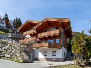 a building with wooden balconies on the side of it at Hoog Hout in Hippach