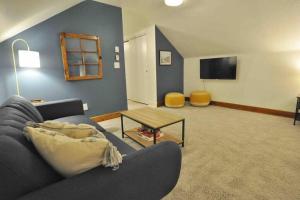 una sala de estar con un sofá y una mesa en The Hyde Park Suite - 2 Beds, en Cincinnati