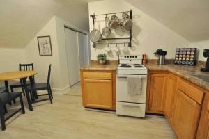 cocina con fogones y mesa en The Hyde Park Suite - 2 Beds, en Cincinnati