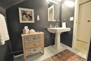 baño con lavabo, espejo y lavabo blanco en The Hyde Park Suite - 2 Beds, en Cincinnati 22 fotos más
