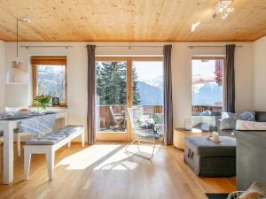 a kitchen and living room with a view of the mountains at Hoog Hout in Hippach