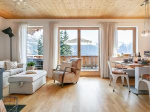 una sala de estar con una mesa y un sofá en Van Dik Hout, en Hippach