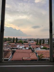 uma vista a partir de uma janela de uma cidade com telhados em Fresco apto a 10 min del aeropuerto y la ciudad na Cidade do Panamá