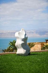 uma escultura branca em cima de um campo de relva em Kempinski Hotel Ishtar Dead Sea em Sowayma