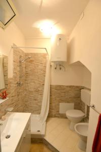 Ένα μπάνιο στο La Bifora