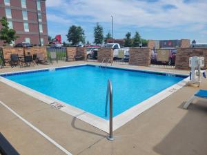 una grande piscina blu in cima a un edificio di Candlewood Suites Smyrna - Nashville by IHG a Smyrna