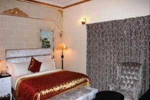 En eller flere senge i et værelse på Sandralia Hotel