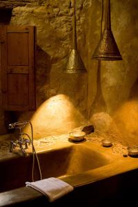 Un baño con lavabo con dos luces encima. en Les chambres du 7 by Juliette - Maison Caerdinael, en Durbuy