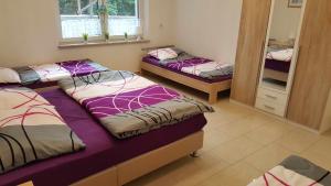 una camera con due letti e uno specchio di Holiday Apartment Essen a Essen Altre 56 foto