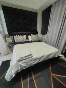 マニラにあるAzure skyview 1BR netflix karaoke ps3 Airportのベッド1台(タオル2枚付)が備わる客室です。