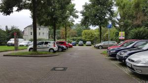 un mucchio di macchine parcheggiate in un parcheggio di Holiday Apartment Essen a Essen
