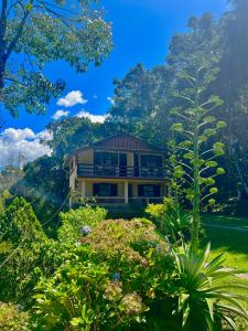uma casa no meio de um jardim em Pousada Céu Aberto - Visconde de Mauá - Maringá MG em Itatiaia