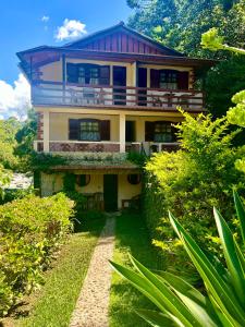 uma casa com um caminho que leva até ela em Pousada Céu Aberto - Visconde de Mauá - Maringá MG em Itatiaia