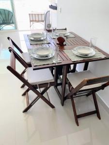 mesa de madera con 2 sillas y comedor en Apartamento con vista al mar en Santa Marta, en Santa Marta