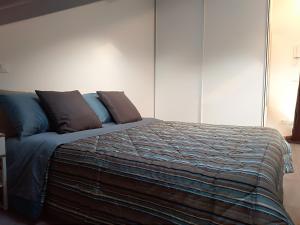 a bedroom with a large bed with brown pillows at casa Gorla in Milan