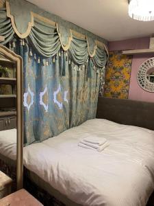 ウォーザン・アビーにあるEnfield's Premier Holiday Oasisのベッド1台(タオル2枚付)