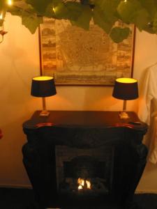 2 lampes assises sur une table à côté d'une cheminée dans l'établissement number 8, à Leyde