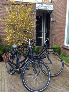 twee fietsen staan geparkeerd buiten een gebouw bij number 8 in Leiden