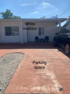 une place de stationnement en face d'un bâtiment blanc dans l'établissement Beautiful House 7 min from Miami Airport w FREE parking, à Miami