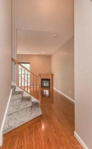 una sala de estar vacía con una escalera en una casa en Condo Townhome - Cleveland Lake Area 