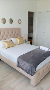 um quarto com uma cama grande e um colchão grande em Ecusuites Karibao Room 3 Genius playas em Playas