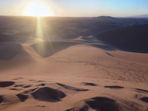 uma vista aérea do deserto ao pôr-do-sol em M'Hamid Budget Lodge em Mhamid