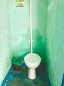 a small bathroom with a toilet and a trash can at Cabana Aloha in Paraty
