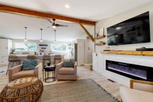 sala de estar con chimenea grande y cocina en Lake Buchanan Living en Burnet