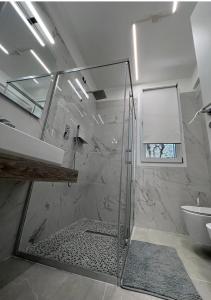 TrecastelliにあるCasa Vacanza Trecastelli Senigallia (AN)のバスルーム(ガラス張りのシャワー、シンク付)