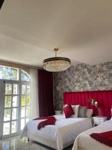 - une chambre avec 2 lits et un lustre dans l'établissement Hotel Mansión Sant Serrant, à Marinilla