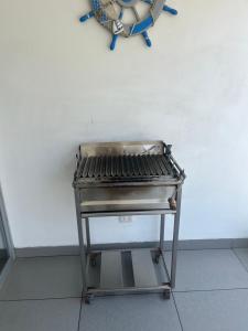 a grill sitting on a stand in a room at Paracas Paracas! 2do Piso Vista al Mar 140 Metros - Sotavento 201 T6 in Paracas