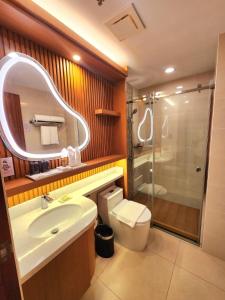 uma casa de banho com um WC, um lavatório e um chuveiro em Cebu One Tectona Resort Hotel powered by Cocotel em Liloan