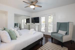 1 dormitorio con 1 cama con ventilador de techo y silla en 3 Bedroom House - Fire Pit Table BBQ - 10 Guests, en La Mesa