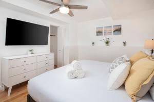 Ein Bett oder Betten in einem Zimmer der Unterkunft 3 Bedroom with Ocean View Jacuzzi and Parking