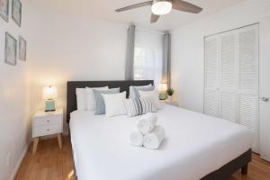 Ein Bett oder Betten in einem Zimmer der Unterkunft 3 Bedroom with Ocean View Jacuzzi and Parking