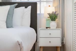 Ein Bett oder Betten in einem Zimmer der Unterkunft 3 Bedroom with Ocean View Jacuzzi and Parking