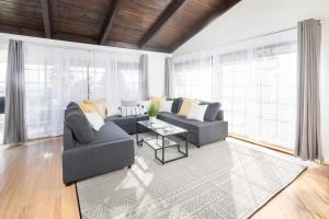 Ein Sitzbereich in der Unterkunft 3 Bedroom with Ocean View Jacuzzi and Parking
