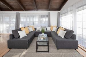 Ein Sitzbereich in der Unterkunft 3 Bedroom with Ocean View Jacuzzi and Parking