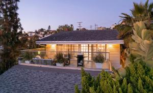 una casa con un patio di fronte di 3 Bedroom with Ocean View Jacuzzi and Parking a San Diego