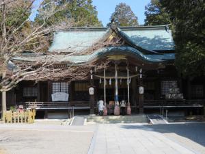 Świątynia z ludźmi stojącymi przed nią w obiekcie HOTEL GATE 88 w mieście Naruto