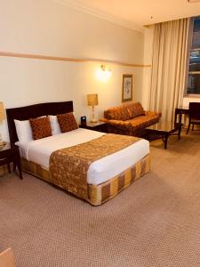 Кровать или кровати в номере Royal Albert Hotel