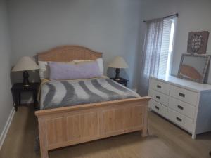um quarto com uma cama, 2 candeeiros e uma cómoda em Near Pier Village and beach em Long Branch