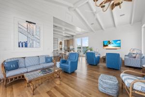 Χώρος καθιστικού στο Salt & Light - 5 BR, Sleeps 18, Gulf & Lake Views, Game Room & Bikes
