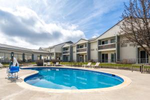 Bassein majutusasutuses Holiday Inn Ontario by IHG või selle lähedal