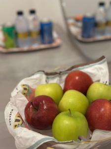 un bol de pommes assis sur une table dans l'établissement شقق ارجان نجد المفروشه, à Al Nairyah