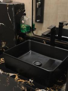 شقق ارجان نجد المفروشه في النعيرية: حوض أسود في الحمام مع مرآة