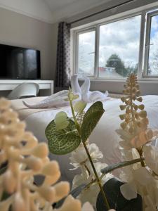 Un dormitorio con una cama con flores. en Tayy’s Inn, en Birmingham